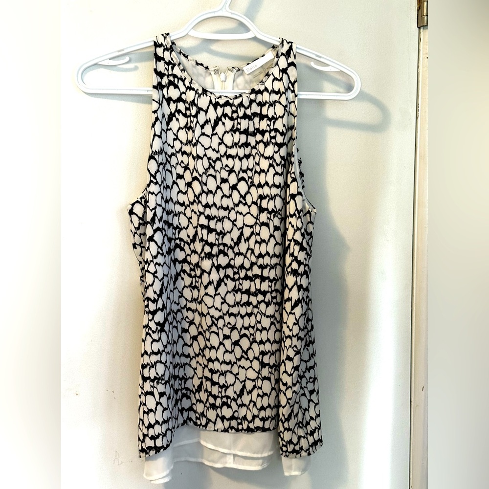 Dalia- black and white tank blouse with split back
